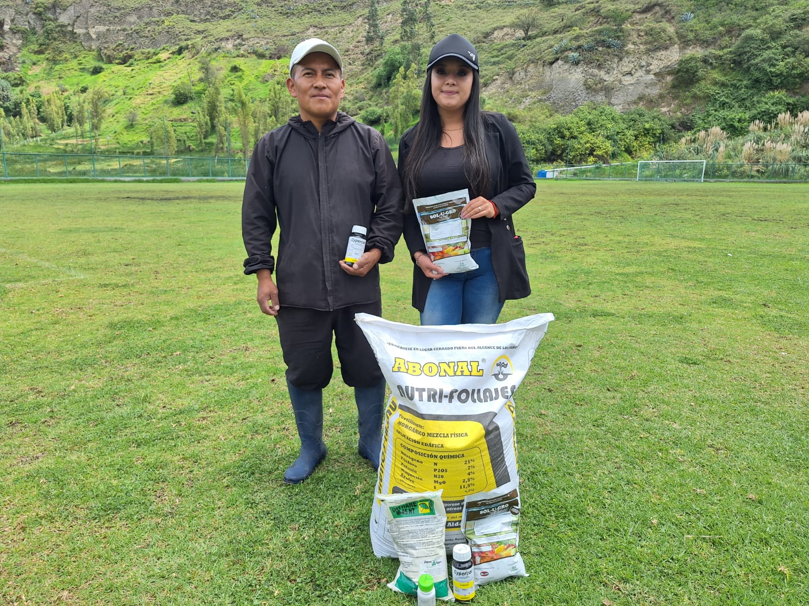 ENTREGA DE PRODUCTOS ENRAISANTE, INSECTICIDA Y ABONO PARA EL ESTADIO DE RUMICHACA
